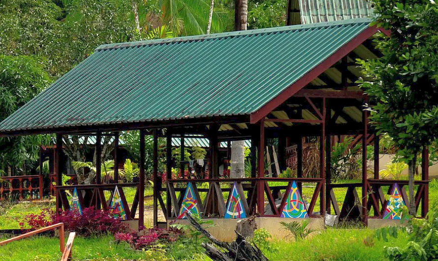 Diakenen collecteren voor Bijbels in het Saramaccaans