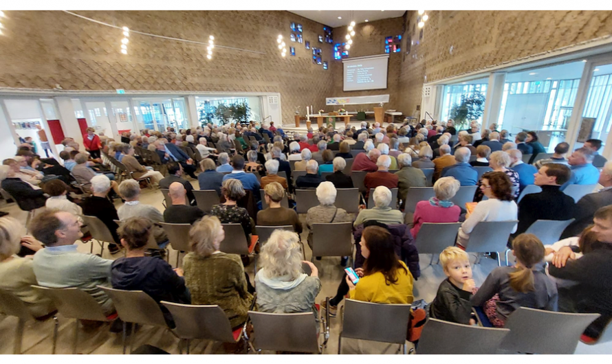 Stoelen tekort voor eerste gezamenlijke kerkdienst