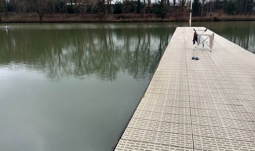 Jongeren trotseren koude water